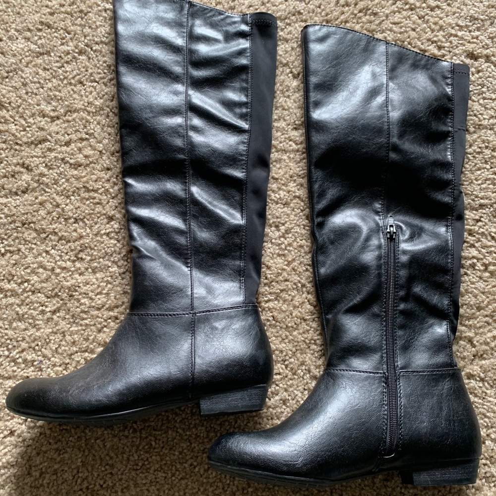 Women’s boots, like new. Size 7 but 7.5 can wear